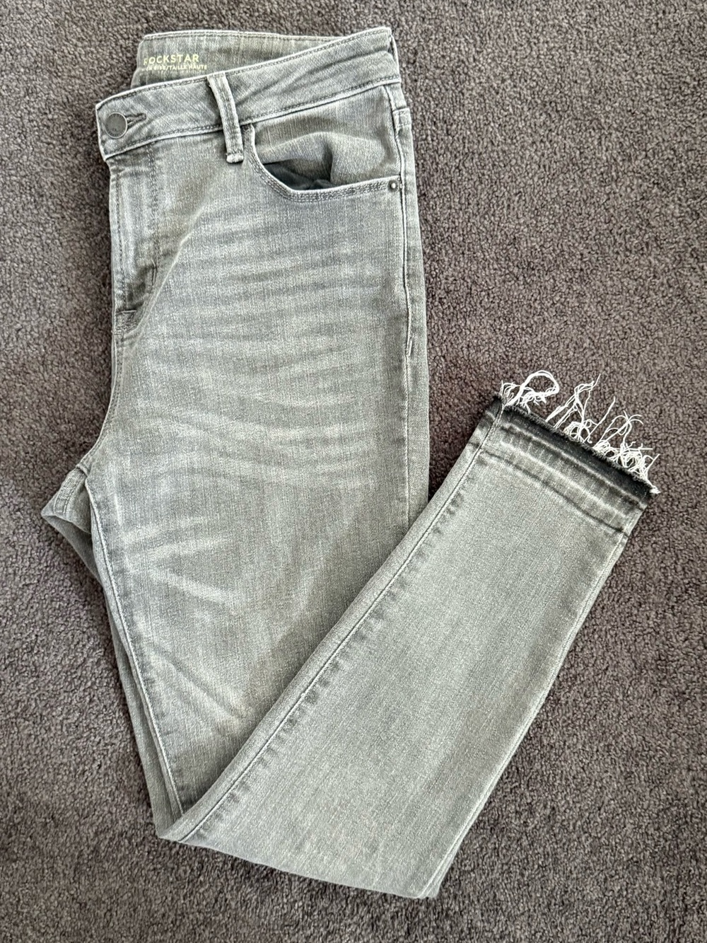 Women’s Old Navy ROCKSTAR Highrise - Grey Wash - Size 6 Reg - Raw Frayed Hem